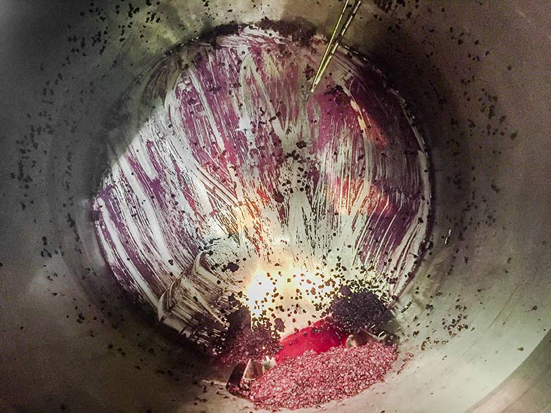 酒厂发酵坦克在吃剩的葡萄和葡萄酒残留碎片gydF4y2Ba