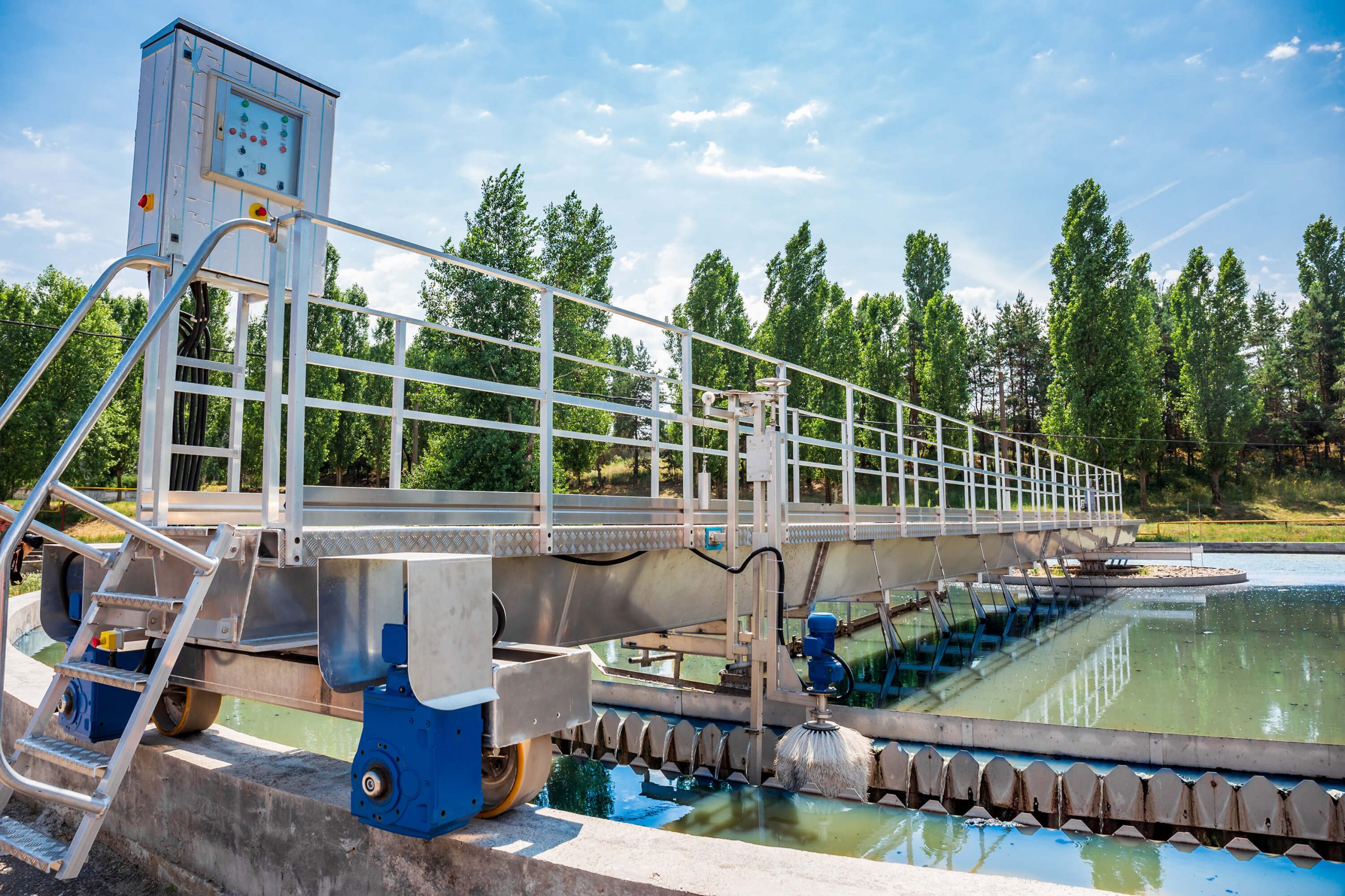 一个现代废水和污水处理厂的细节有曝气坦克的和一个走的平台在拿着池塘。GydF4y2Ba