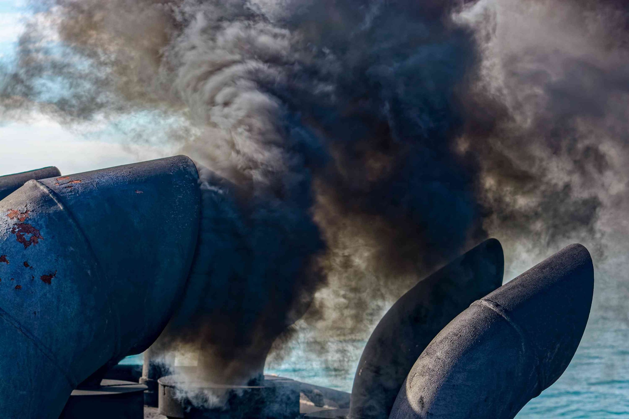 船上烟囱的图像污染了空气。GydF4y2Ba