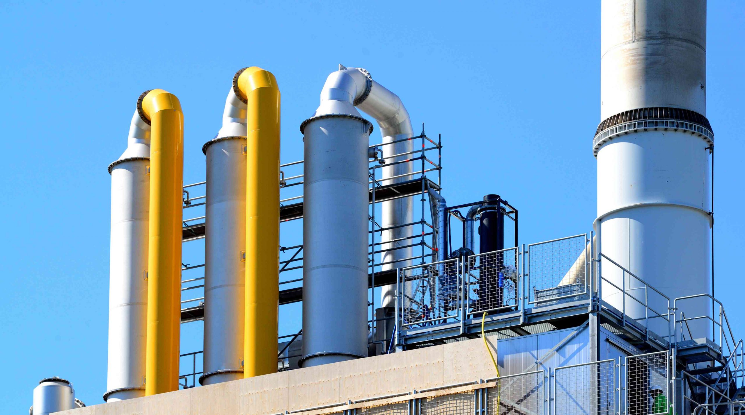 ：工业设备从加工厂的过程气体中擦洗污染物。包装的床分配塔。